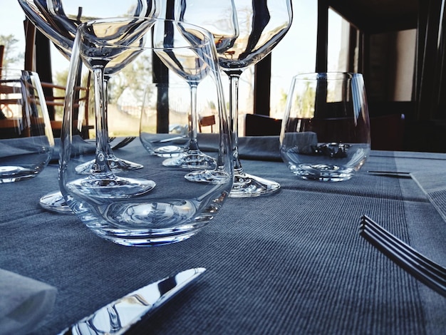 Photo glass of wine on table in restaurant