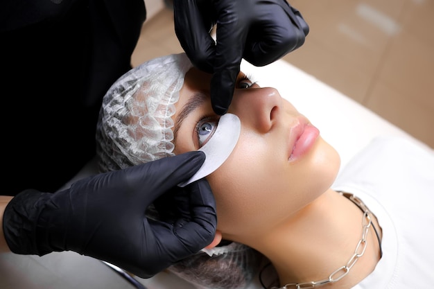 Gluing brocade on the lower eyelid of the model before lamination