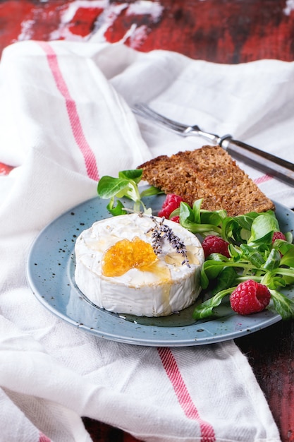 Goat cheese with honey and raspberries