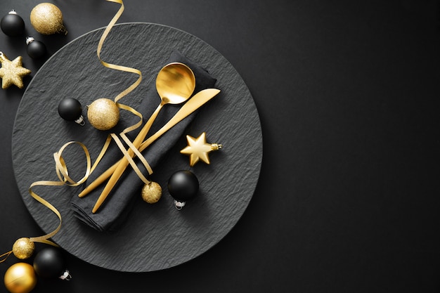 Photo gold cutlery served on plate for christmas dinner