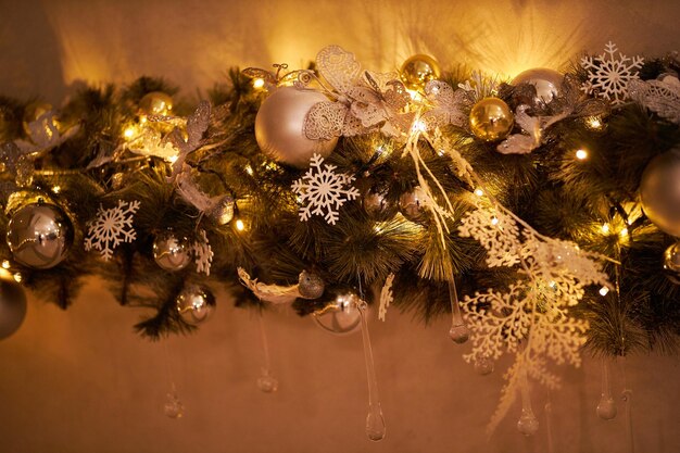 Photo golden decorative balls festive decoration on the christmas tree new year 2023 2024 decoration