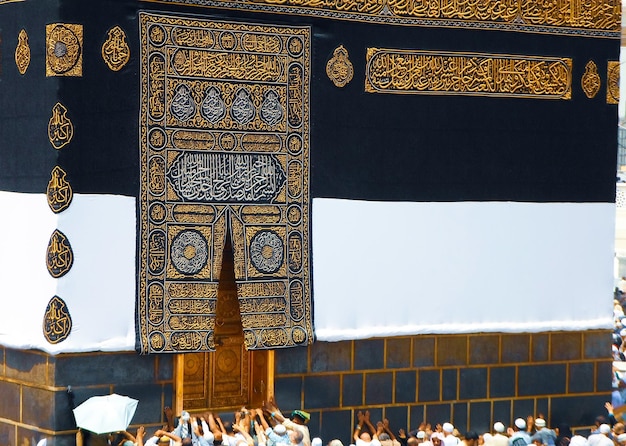 Photo the golden doors of the holy kaaba closeup covered with kiswah massive lock on the doors