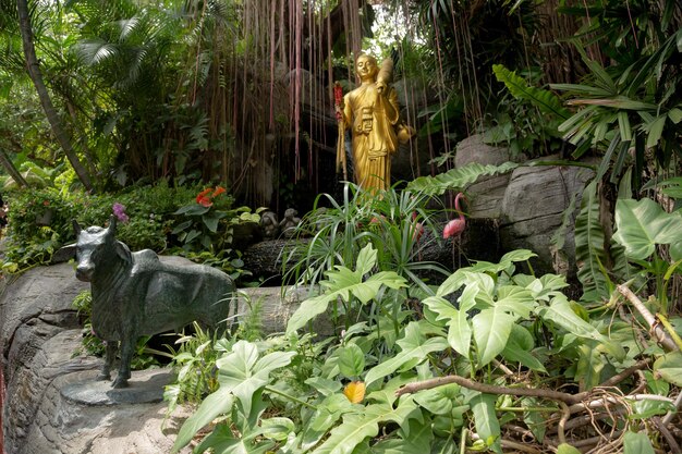 Photo golden mountain temple entrance scenery taken in bangkok thailand statue between fog and the garden