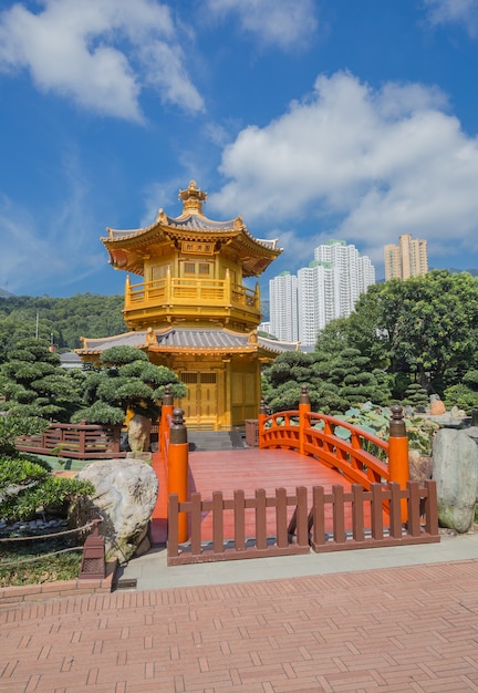 Photo golden teak wood pagoda at nan lian garden in hong kong