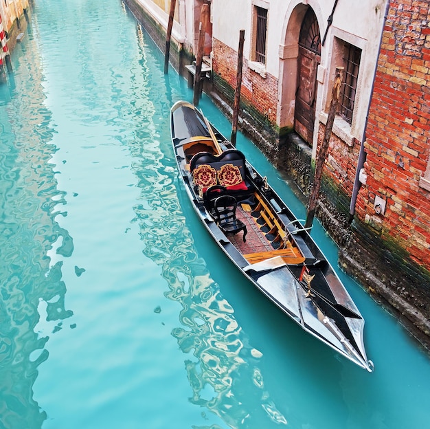 Photo gondola in a venice green canal