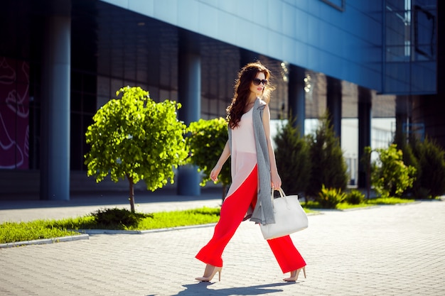 Photo gorgeous woman walking in mall