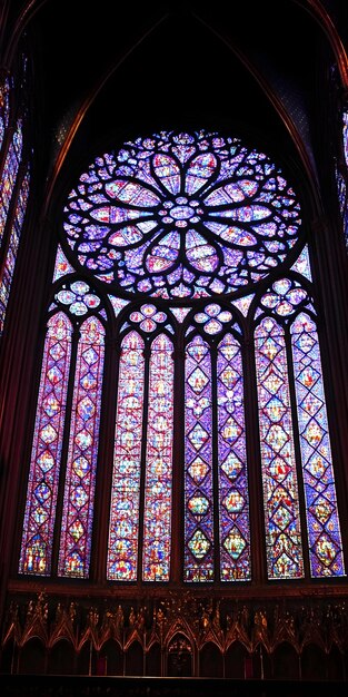 Photo gothic cathedral with vibrant stained glass window