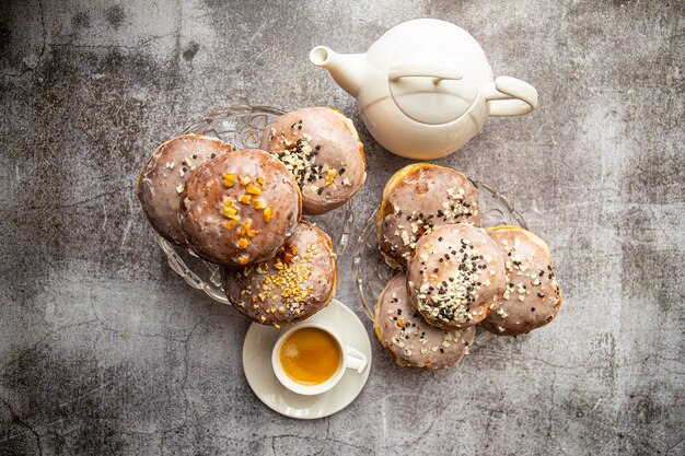 Photo gourmet homemade polish paczki donuts with coffee, top view