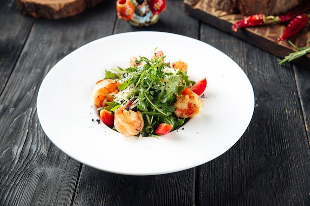 Photo gourmet salad with shrimp and arugula greens