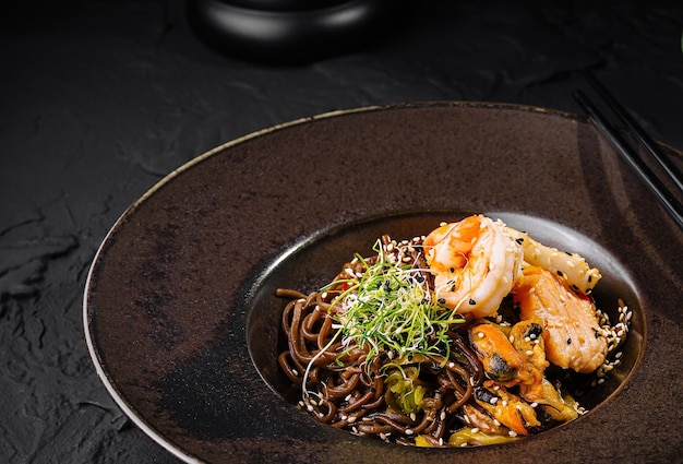 Photo gourmet shrimp soba noodle dish on elegant plate