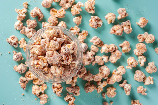 Photo gourmet sweet popcorn in plastic cup. caramel flavor. top view