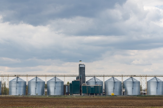 Photo grain silos in the countryside