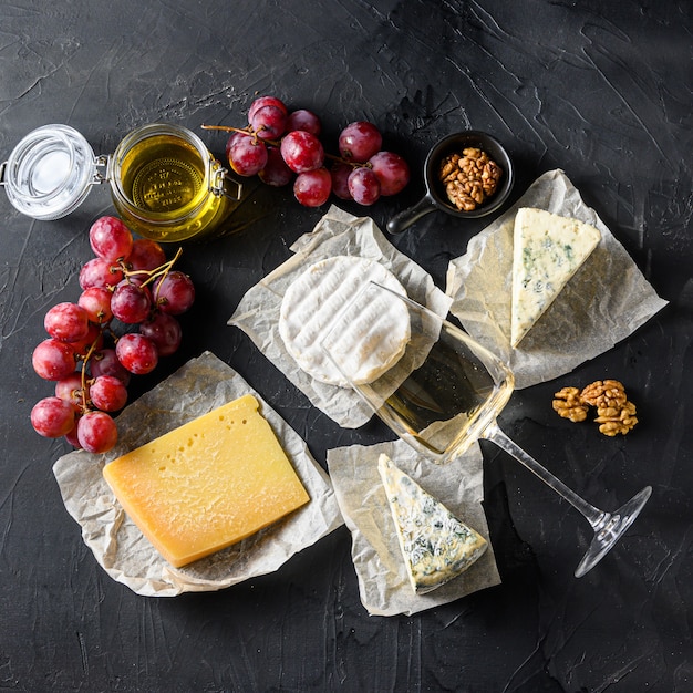 Grapes with red wine and various types of cheese