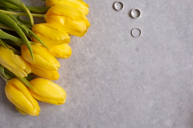 Gray with yellow flowers tulips and rings table