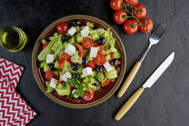 Photo greek salad with olives and feta. top view, flat lay