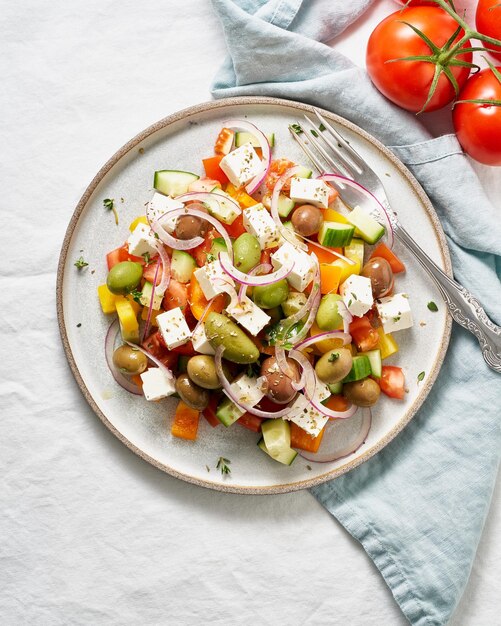 Photo greek village salad horiatiki with feta cheese and vegetables vegeterian mediterranean food