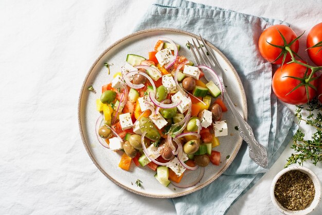 Photo greek village salad horiatiki with feta cheese and vegetables vegeterian mediterranean