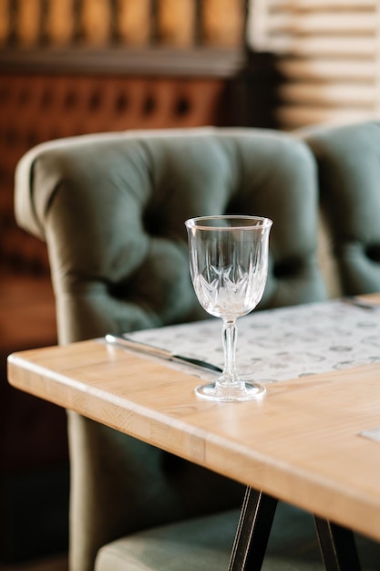 Photo green armchair in an empty cafe during pandemic no guests served table