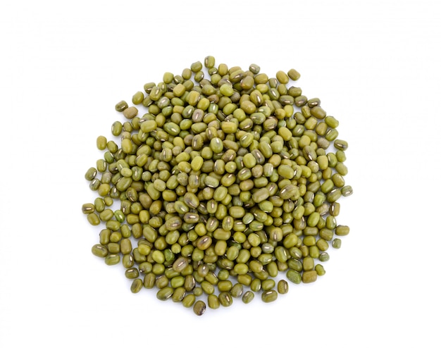 Photo green bean or mung bean on white