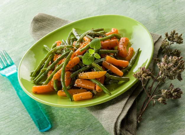 Green beans with carrots and oregano salad