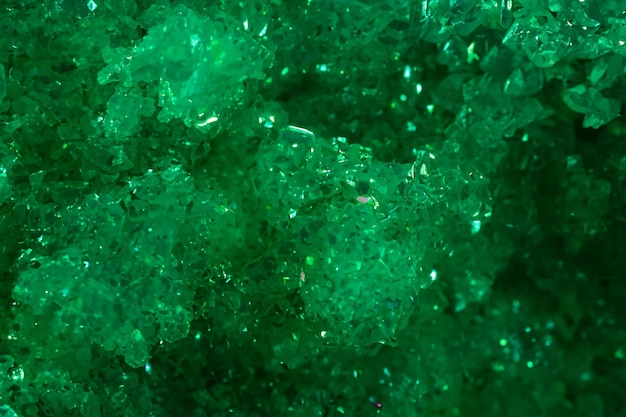 Photo green crystal mineral stone seamless background of precious and semiprecious gems with shiny surface and copy space