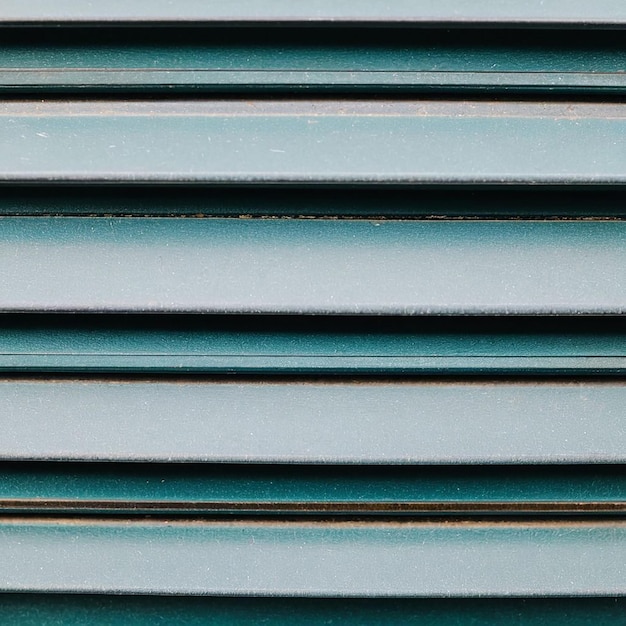 Photo a green garage door with a blue metal background