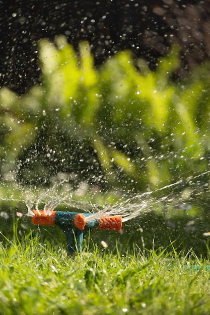 Photo green lawn automatic irrigation system in park watering lawn at heat summer