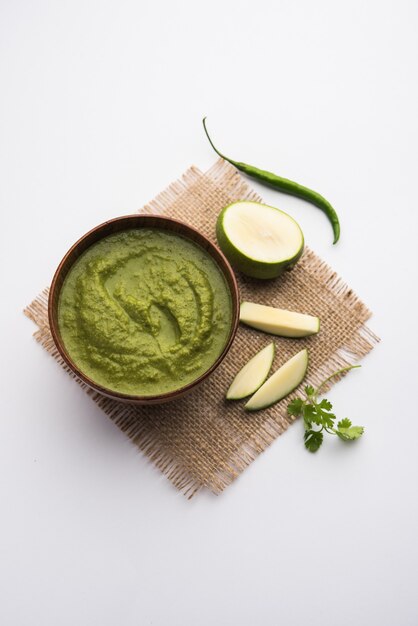 Photo green mango chutney, also known as raw mango chutney, is an indian chutney prepared from unripe mangoes