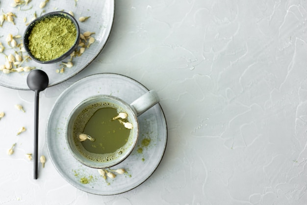 Photo green matcha in a gray ceramic cup