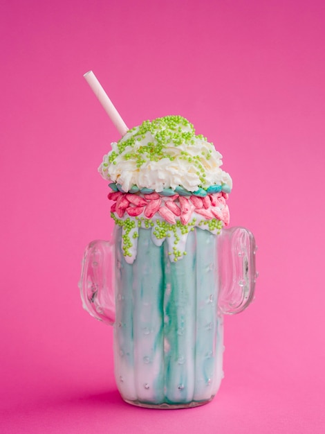 Photo green milkshake on pink background