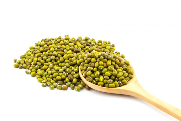 Photo green mung beans in wooden spoon isolated on white background