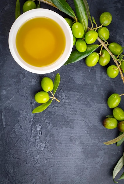 Photo green olive and olive oil isolated