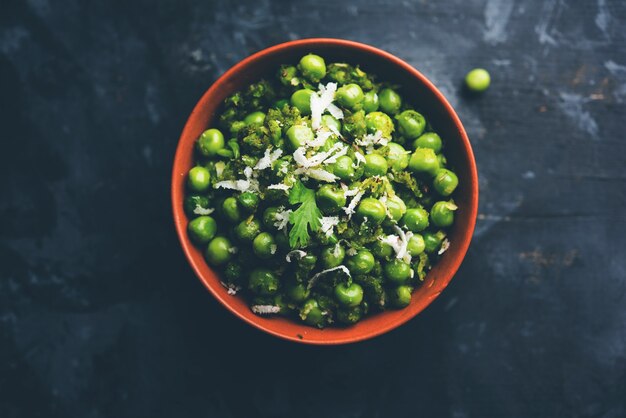 Photo green peas dry recipe or matar ki sookhi sabji, served in a serving pan or terracotta bowl. selective focus