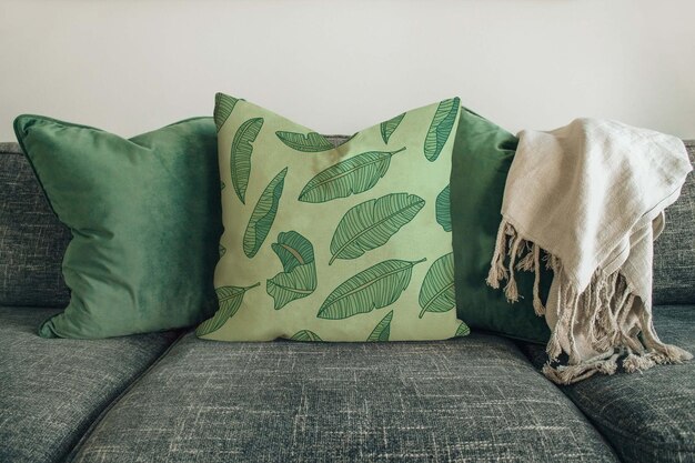 Photo a green pillow with a white and black fringe on the top of it