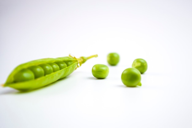 Photo green ripe peas green beans on a white background vegetarian food close up