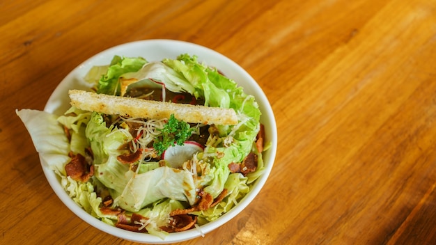 Green salad with crispy bacon