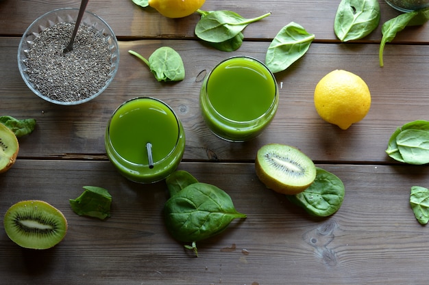 Green smoothie of kiwi, spinach, pear and lemon