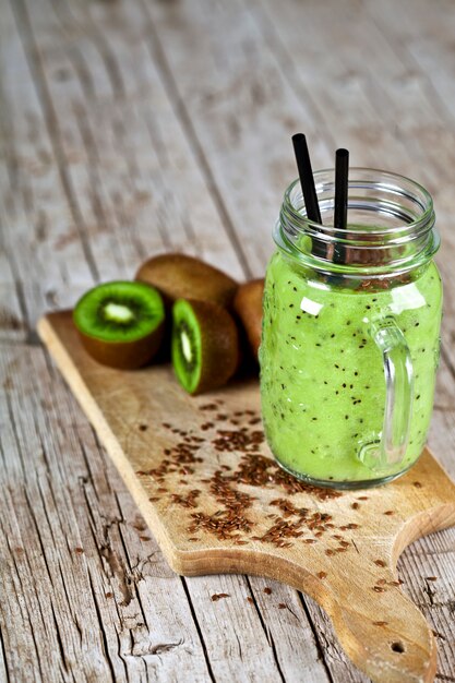 Photo green smoothie with kiwi, apple, lemon and linen seeds. 