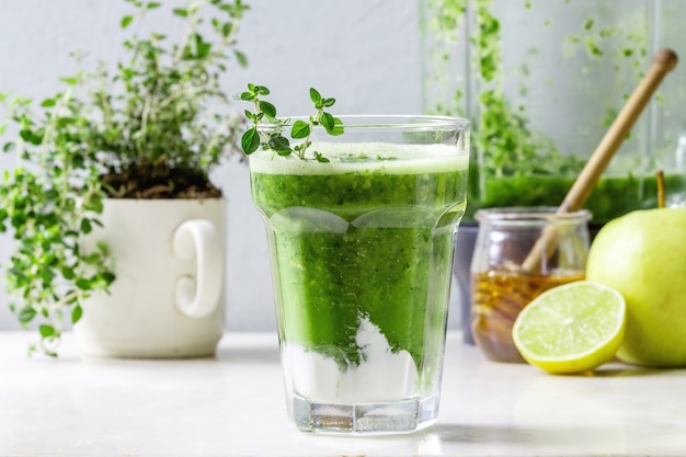 Green spinach apple smoothie