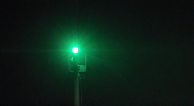 Photo a green traffic light that is on a pole