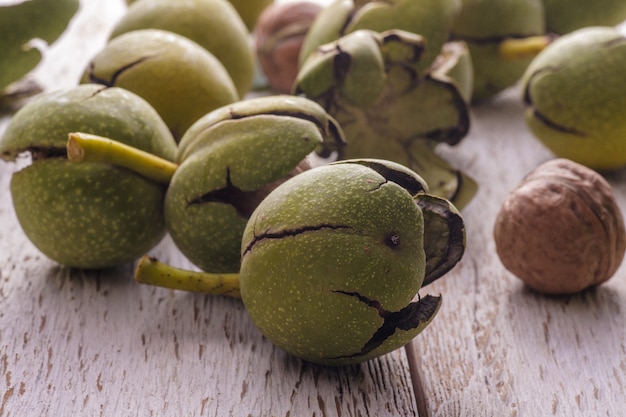 Photo green walnuts on wooden table