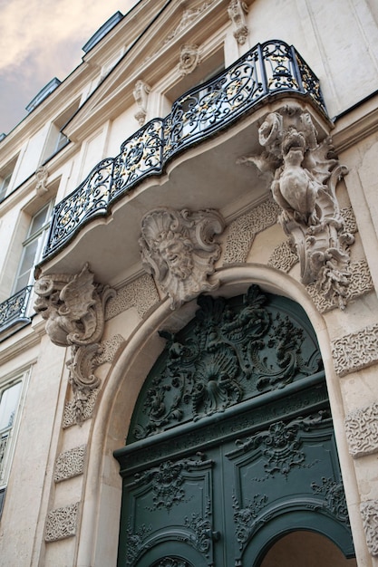 Photo green wooden door of a french parisian mansion