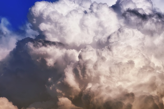 Photo grey black cloud in a blue sky