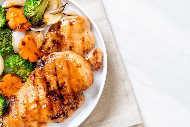 griled chicken breast steak with vegetable (broccoli,carrot,onions)