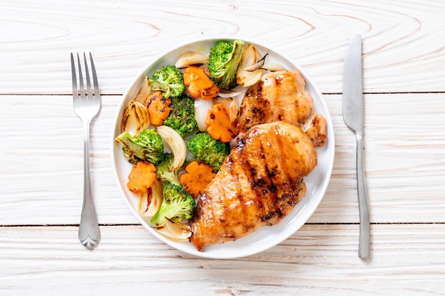 Photo griled chicken breast steak with vegetable