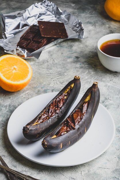 Grilled bananas with dark chocolate