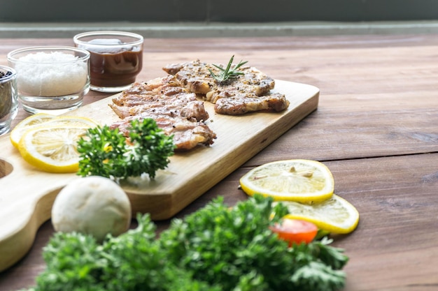 Photo grilled beef steak on wooden cutting board