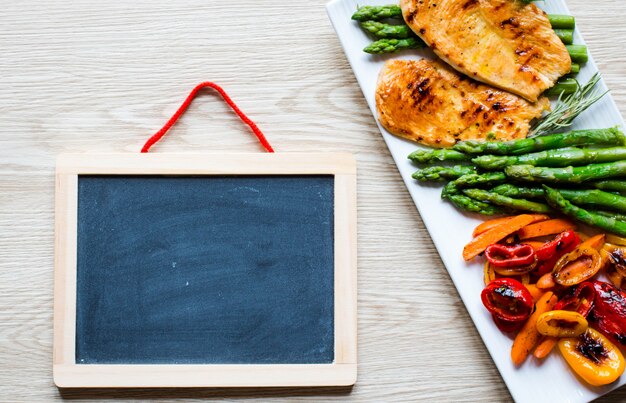 Grilled chicken breast with fresh vegetables