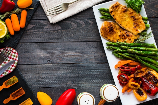 Grilled chicken breast with fresh vegetables