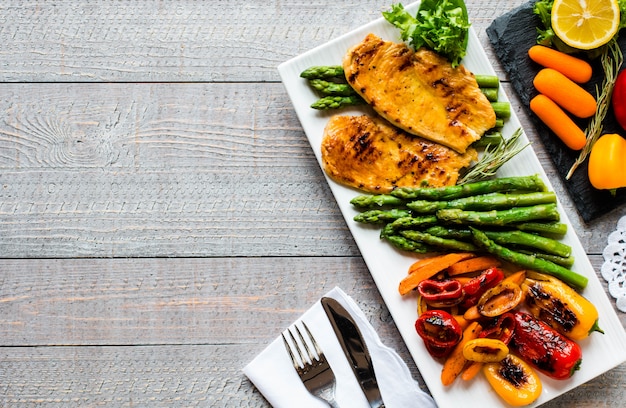 Grilled chicken breast with fresh vegetables